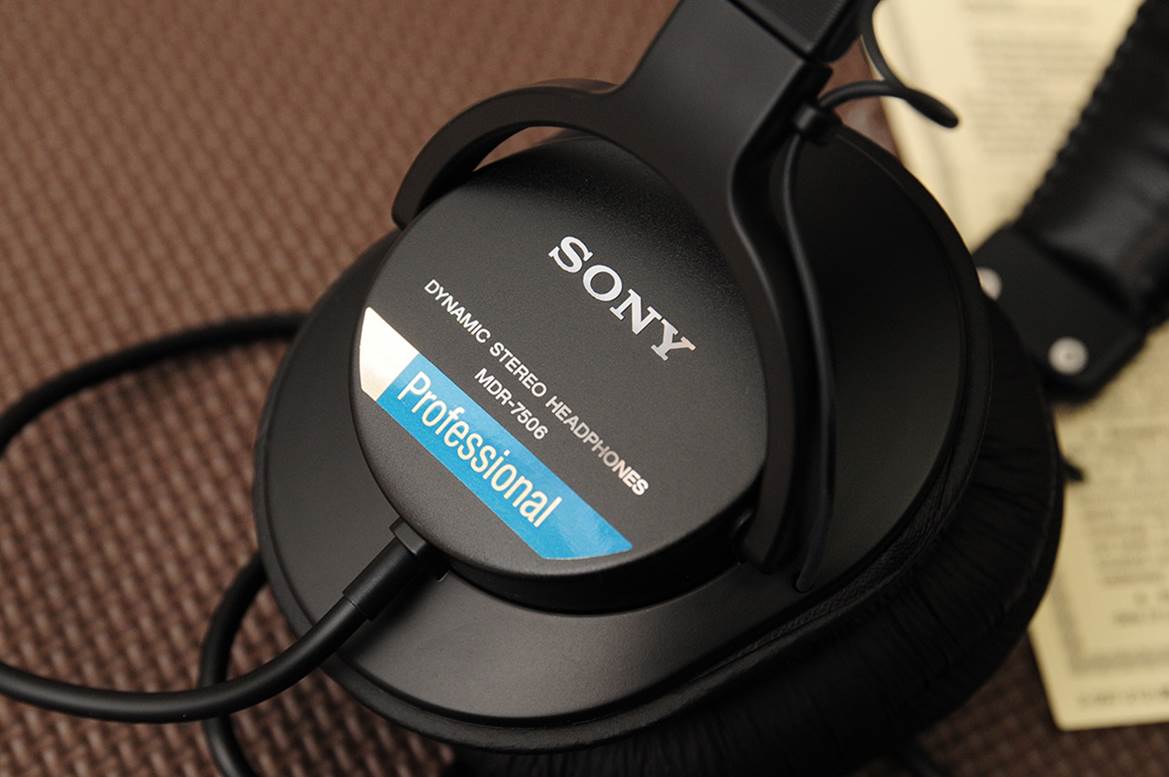 Sony MDR7506 Professional Studio Headphones (1)